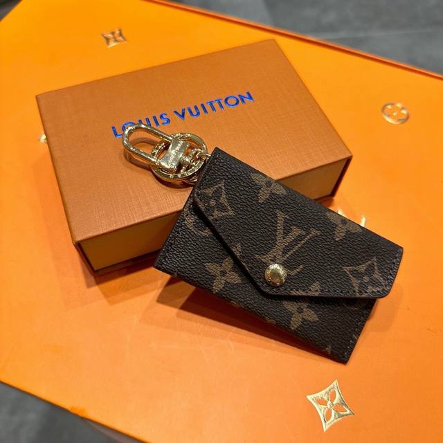 元配图片原版包装 Louis Vuitton官网m69003 Kirigami Pouch包饰与钥匙扣。 Kirigami Pouch包饰与钥匙扣以经典mono - 点击图像关闭