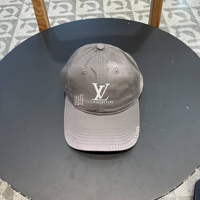 Lv牛仔色新款棒球帽 日常通勤搭配的加分神器 经典素色帽型非常百搭 可调节的设计对各种头型都友好
