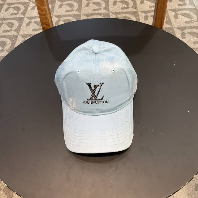 Lv牛仔色新款棒球帽 日常通勤搭配的加分神器 经典素色帽型非常百搭 可调节的设计对各种头型都友好