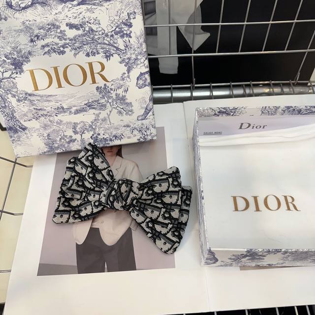 配包装盒 Dior 迪奥 新款字母弹簧夹，时尚百搭！简单实用 小姐姐必备