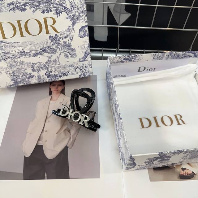 配包装盒 Dior 迪奥 新款d字母抓夹，时尚百搭！简单实用 小姐姐必备