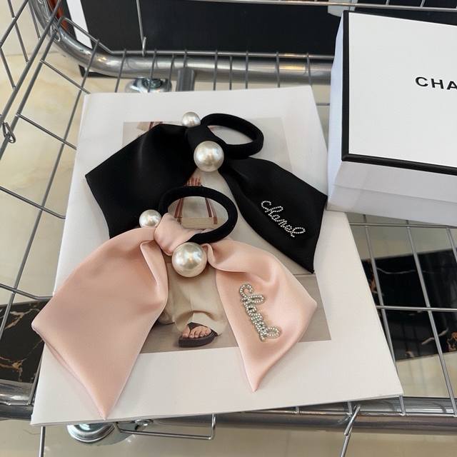 P 配包装盒 Chanel 香奈儿 最火爆新款发圈，时尚大方，绝美的一款！小仙女必眼入