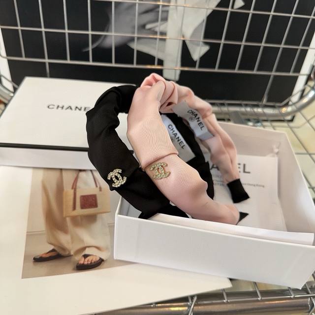 P 配包装盒 Chanel 香奈儿 新款小香发箍，夏日小清新系列，淑女范十足！小仙女必入 - 点击图像关闭