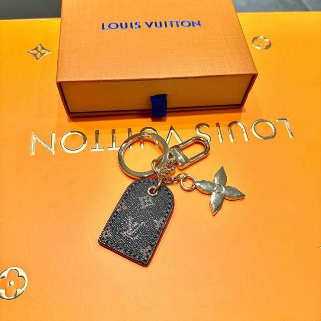 元配图片原版包装 Louis Vuitton官网m69562 Fetish钥匙扣。 Fetish钥匙扣与包饰以缤纷姿采演绎路易威登的挚爱元素。袖珍行李牌依偎mo