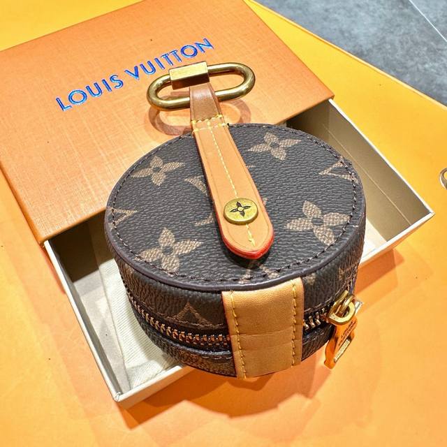 元配图片原版包装 Louis Vuitton官网mp2835 Pouch Taurillon Shadow包饰与钥匙扣。 Pouch Taurillon Sha