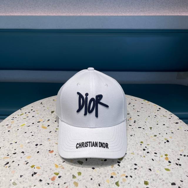 Dior迪奥官网同步新款发布 D家棒球帽，整个帽子质感超级好，上头效果很nice，御姐都可出众，超级火爆 - 点击图像关闭