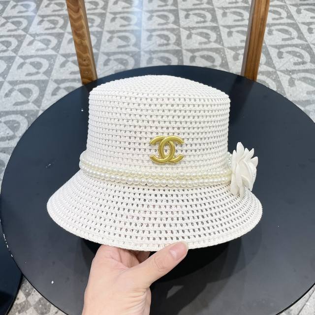 Chanel香奈儿 2024新款山茶花珍珠链条编织平顶草帽，桶帽出街必备超好搭配，赶紧入手！