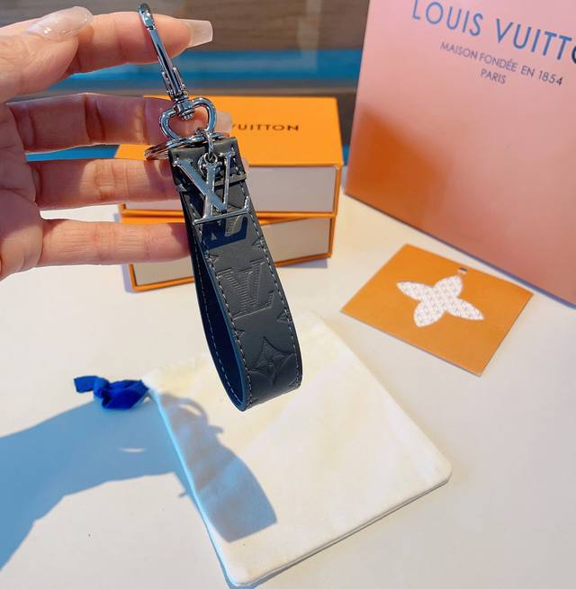 Louis Vuitton官网款 Lv Cloches-Cles包饰与钥匙扣。 Monogram Ecli Dragonne 包饰与钥匙扣此款dragonne配