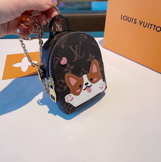 原单货 Louis Vuitton 新款卡通链条斜挎小包，Mini包包 可装银行卡蓝牙耳机 钥匙扣零钱包 耳机包 包包挂饰 搭配链条可斜挎。尺寸12X9Cm 顶
