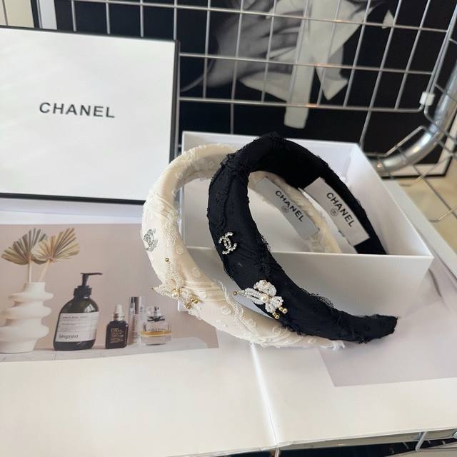 P 配包装盒 Chanel 香奈儿 新款小香发箍 重工小珍珠蝴蝶搭配唯美的蕾丝，实在太美了！女神必入哦