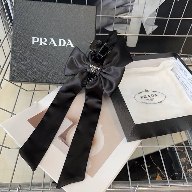 P 配包装盒 Prada 普拉达 最新爆款来啦！大蝴蝶抓夹，优雅的小仙女值得入手 非常好搭配 气质有品位