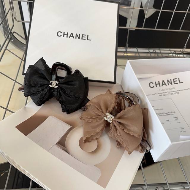 P 配包装盒 Chanel 香奈儿 最新款小香抓夹，名媛范十足！优雅的小仙女看过来，非常值得入手一款