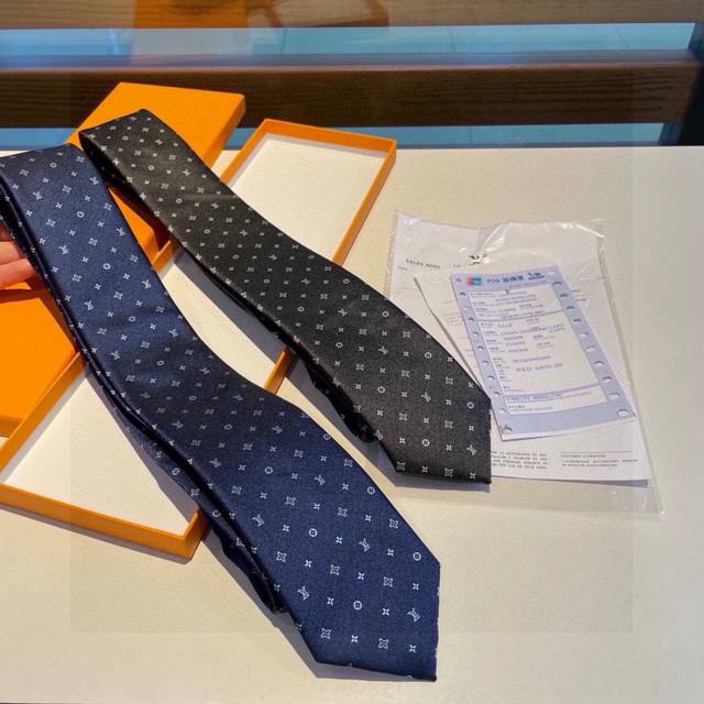配包装专柜同歩精致的小logo提花，低调奢华大气的配色，这款领带将lv标志性的damier图案以同色调手法演绎的更显雅致风范。让男士可以充分展示自己个性。100