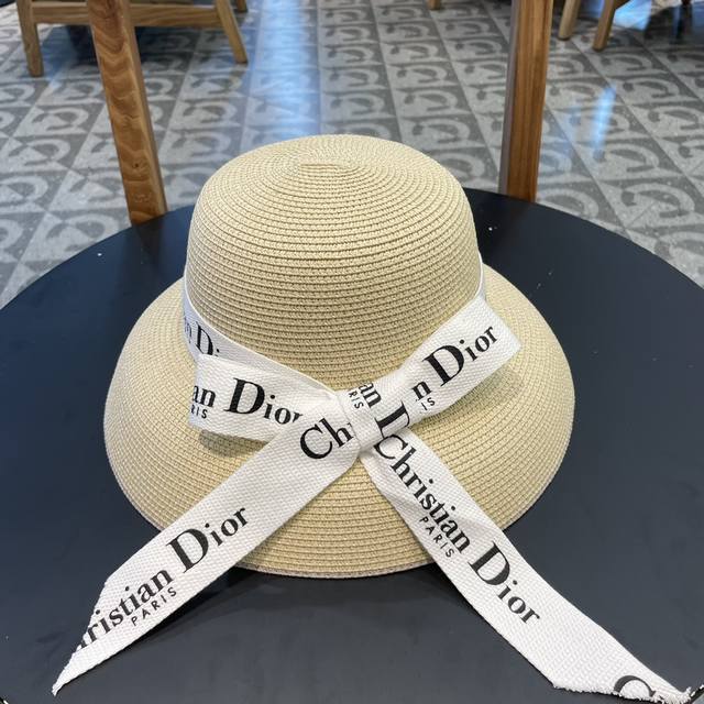 Dior2024新款上架时尚草帽，超级流行的灯罩帽型，随便搭配都超好看！出门旅游，绝对要入手的一款