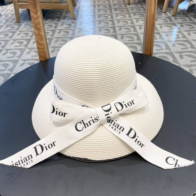 Dior2024新款上架时尚草帽，超级流行的灯罩帽型，随便搭配都超好看！出门旅游，绝对要入手的一款