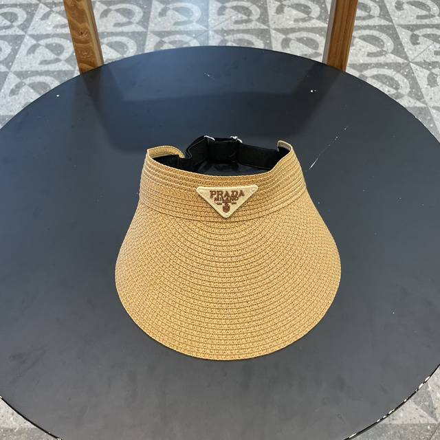 Prada 普拉达新款 大帽沿空顶帽， 一整个高级住了 今年夏季的爆款面料，轻盈舒适 高品质