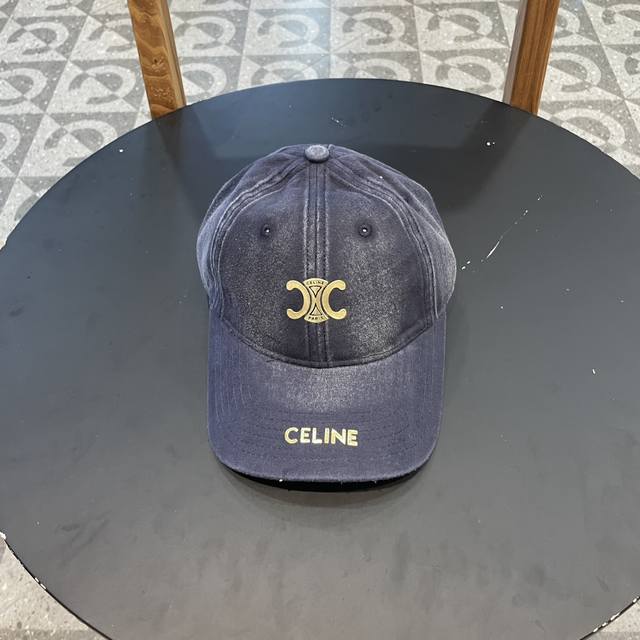 Celine 塞琳 棒球帽 必须要拥有这样一款帽子。 简简单单但很有辨识度 走在人群中一眼就能吸引住眼球 炒鸡赞！ 今年被赛琳锁死 每款帽子我都自留了 - 点击图像关闭