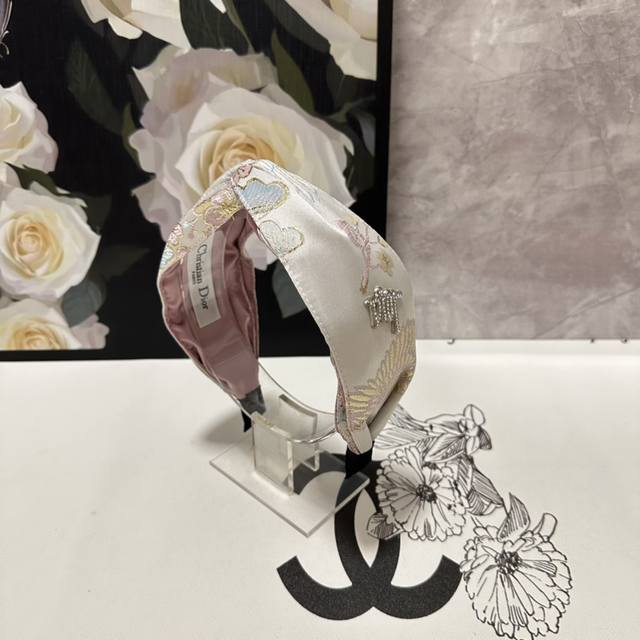 特 配专柜包装 Dior 迪奥 最新新中式缎面发箍 小仙女快入手 特殊材质 不嘞头 可盐可甜～ - 点击图像关闭