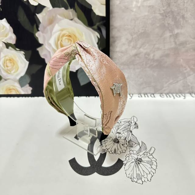 特 配专柜包装 Dior 迪奥 最新新中式缎面发箍 小仙女快入手 特殊材质 不嘞头 可盐可甜～ - 点击图像关闭