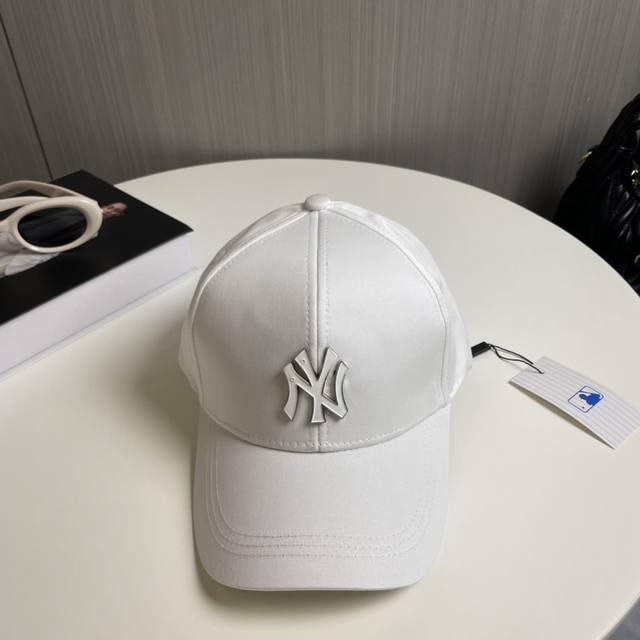 爆款回货 Ny New York 棒球帽， 专柜最新款，简洁大气！1:1开模订制，原厂透气帆布料，细节堪称完美，原厂品质，独家实物拍摄，男女适用。配盒子布袋，专
