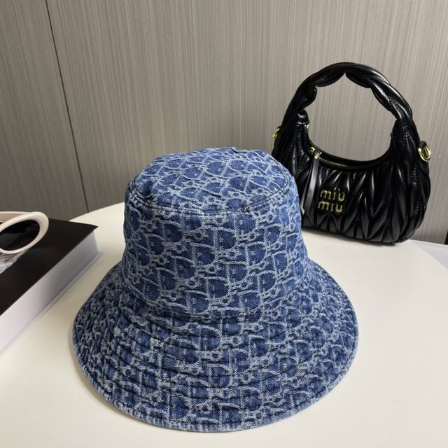 Dior迪奥 春夏季新款大帽檐牛仔渔夫帽，可折叠很好搭配，出街必备 D家洗水牛仔渔夫帽 这款帽子由蓝色牛仔布制成 适合旅行时佩戴 可以折叠并整齐收纳 是短途出行
