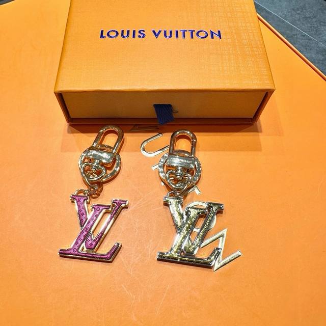 配图片原版包装 Louis Vuitton官网m69974 Lv Chromatic包饰与钥匙扣。 Lv Chromatic包饰与钥匙扣续写2023春夏系列设计