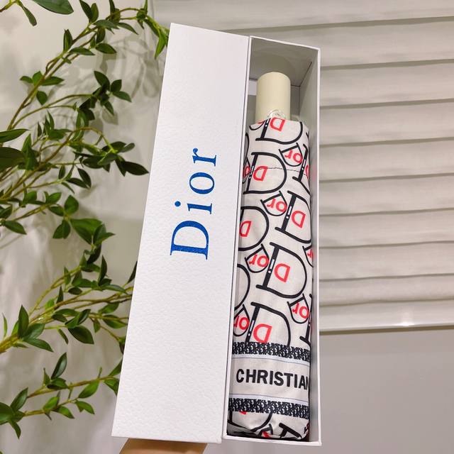 Dior 迪奥 最新火爆单品 简单方便 展现档次与品位 新涂层技术伞布 带来令人惊喜的遮光效果 让防晒及隔热性能更优保障 碳纤维伞骨制成 坚韧度非常强 第一代2