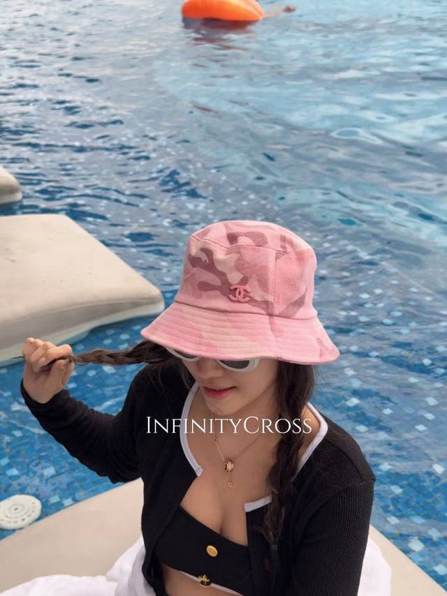 限量限量小香～粉色迷彩渔夫帽 一眼就被吸引住清新有甜味的配色 帽里深度很够 所以好显脸小 阳光海滩少不了的一款帽子