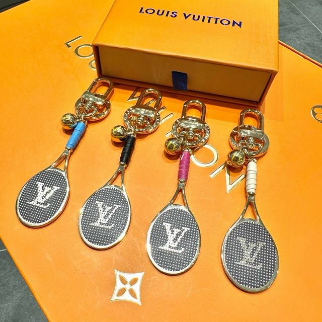 配图片原版包装 Louis Vuitton官网羽毛球拍monogram包饰。 优雅的珐琅是fleur De Monogram包饰的标志之一。这款包饰演绎出经典m