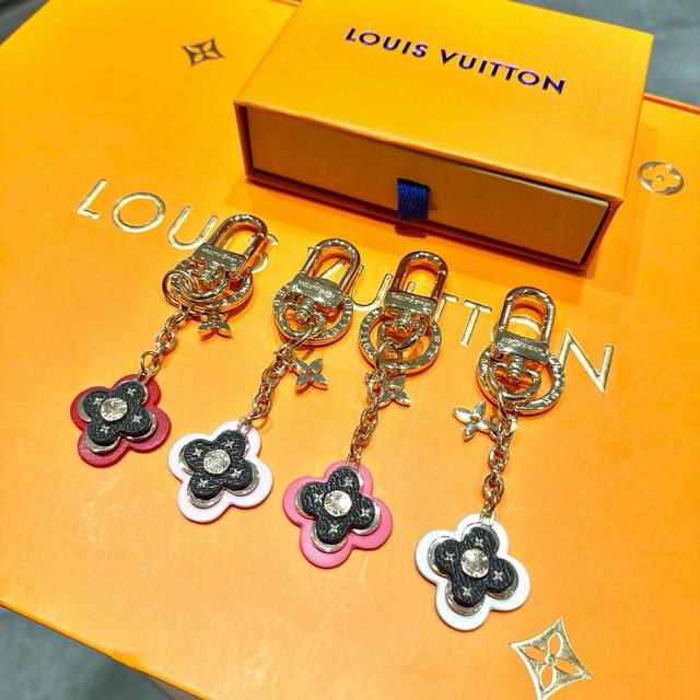 配图片原版包装 Louis Vuitton官网m65216 Lv Facettes钥匙扣。 这款lv Facettes钥匙扣和包饰采用优雅的多面设计，小颗莱茵石
