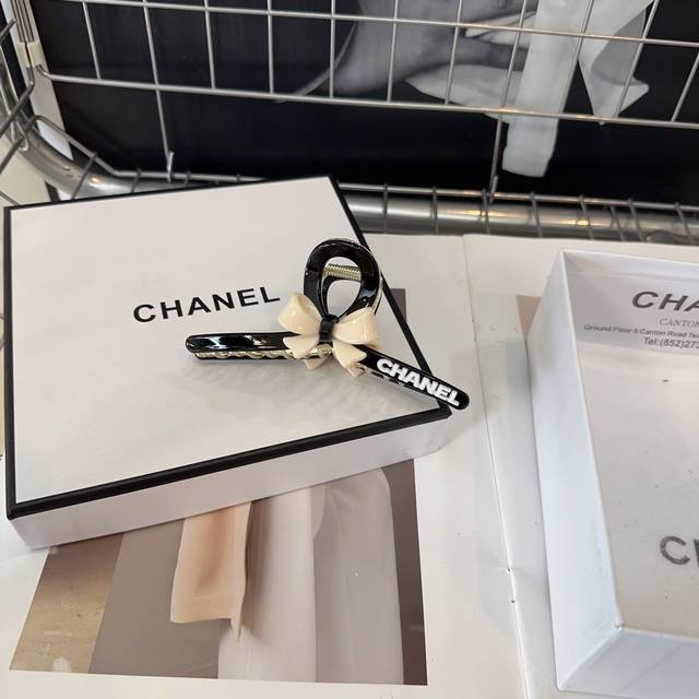 配包装盒 Chanel 香奈儿 最新款小香爆款抓夹，时尚百搭，名媛范儿十足！小仙女必备