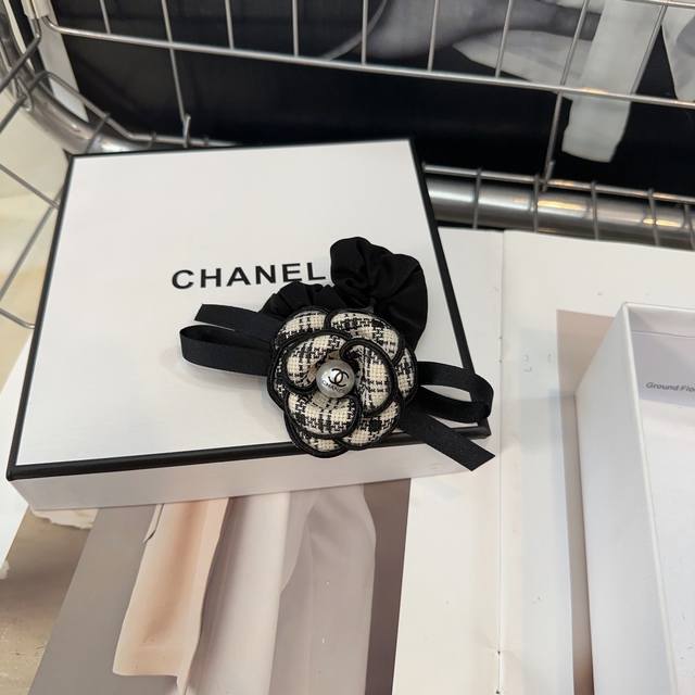 配包装盒 Chanel 香奈儿 最新小香爆款发圈，山茶花搭配珍珠，绝美的一款！小仙女必备