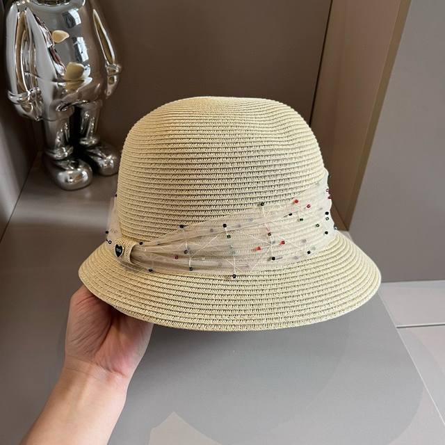 缪缪miumiu新款草帽，遮阳盆帽，不规则剪裁设计，头围57Cm名媛气质风格
