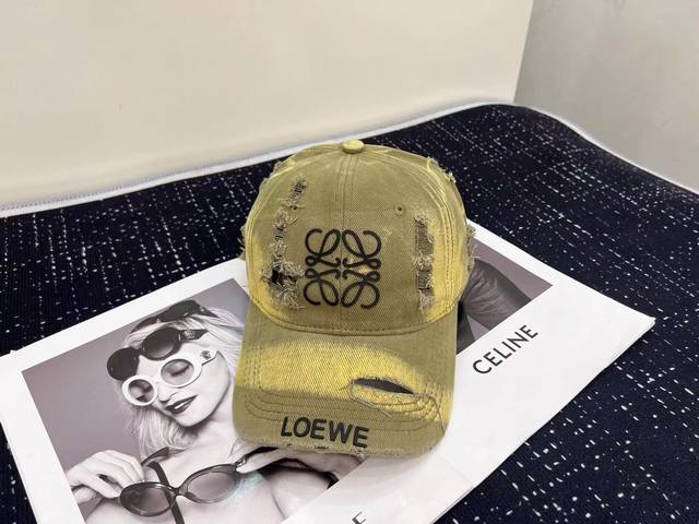 特价 配防尘袋。 Loewe罗意威 2024新款做旧破洞棒球帽，专柜经典款，男女通用