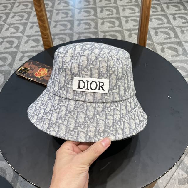 Dior迪奥 官网同步新款发布 D家渔夫帽，整个帽子质感超级好，上头效果很nice，萝莉御姐都可出众，超级