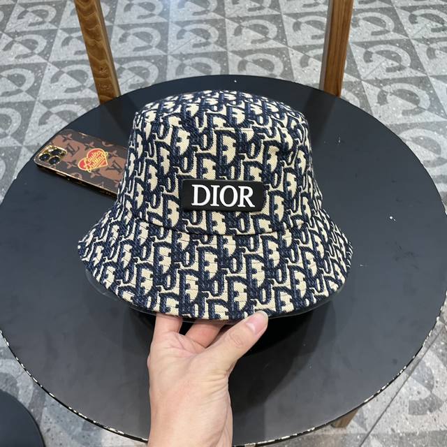 Dior迪奥 官网同步新款发布 D家渔夫帽，整个帽子质感超级好，上头效果很nice，萝莉御姐都可出众，超级 - 点击图像关闭