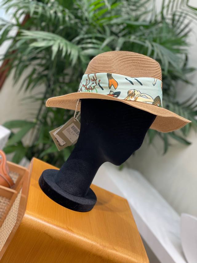 特 原单品质loewe × Paula合作系列编织草帽，2023的夏天还是得拥有它，Loewe 罗意威代工厂正品订单，顶部有logo皮牌，帽檐和弧度设计很修饰脸