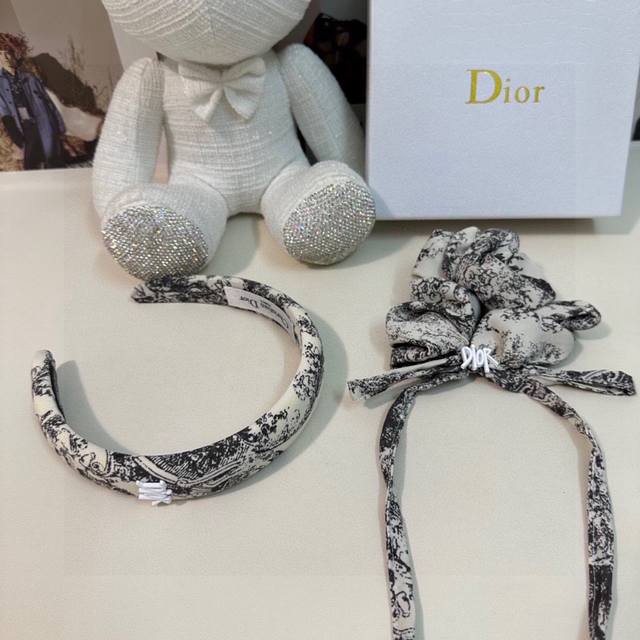 特 配专柜包装 Dior 迪奥 最新五金发箍 小仙女快入手 特殊材质 不嘞头 可盐可甜～ - 点击图像关闭