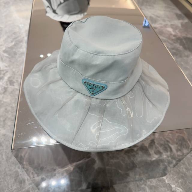 普拉达prada2024春夏新款 渔夫帽 设计感超强，让人耳目一新 头型非常好，可以修饰各种头型，实力百搭款