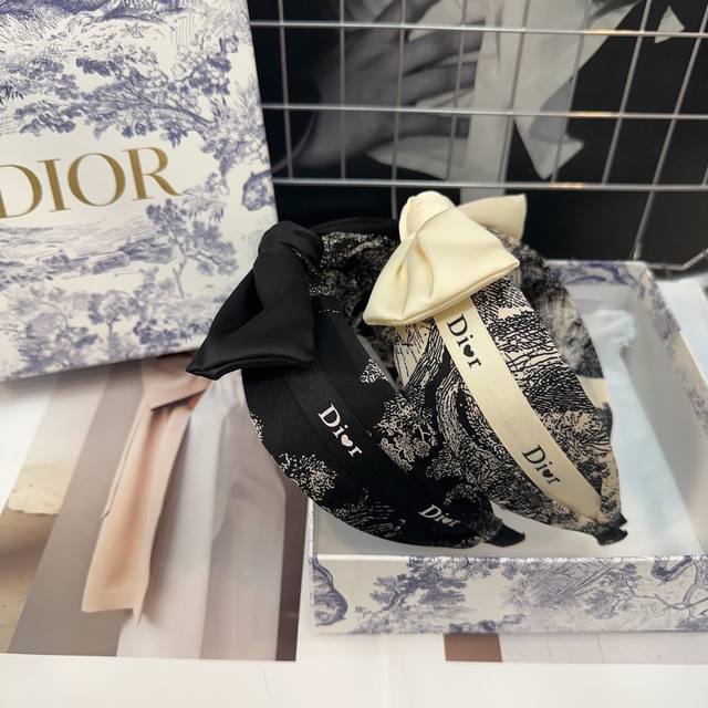 配包装盒 Dior 迪奥 最新款d家发箍，时尚百搭！简单实用 超级好看！小姐姐必备