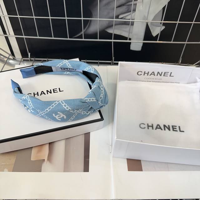 配包装盒 Chanel 香奈儿 最新款小香牛仔布发箍，时尚潮流，淑女范儿十足，小姐姐必备
