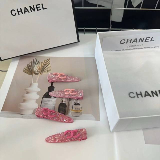 配包装盒 一对 Chanel 香奈儿 最新小香爆款，重手工边夹刘海夹，绝美的一款！小仙女必备