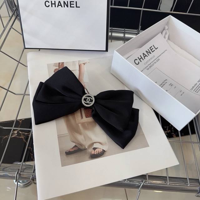 配包装盒 Chanel 香奈儿 最新款小香爆款弹簧发夹，超级好看！名媛范儿十足，小仙女必备