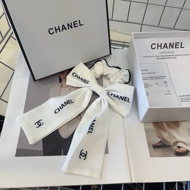 配包装盒 Chanel 香奈儿 最新款小香发圈，网红爆款推荐！时尚百搭。小仙女必备 - 点击图像关闭