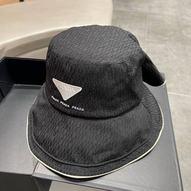 普拉达prada2024春新款高品质亮片渔夫帽高级定制，做工精细，欧美时尚风格，不入手真的要后悔！