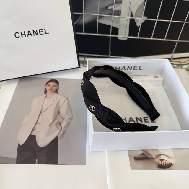 配包装盒 Chanel 香奈儿 最新款小香发箍，超级好看！名媛范儿十足，小仙女必备 - 点击图像关闭