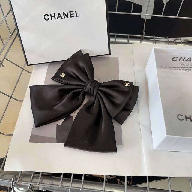配包装盒 Chanel 香奈儿 最新款小香爆款弹簧发夹，超级好看！名媛范儿十足，小仙女必备 - 点击图像关闭