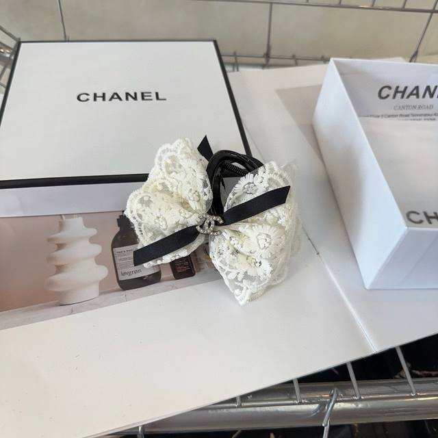 配包装盒 Chanel 香奈儿 最新款小香蕾丝小花朵抓夹，超级好看！名媛范儿十足，小仙女必备 - 点击图像关闭