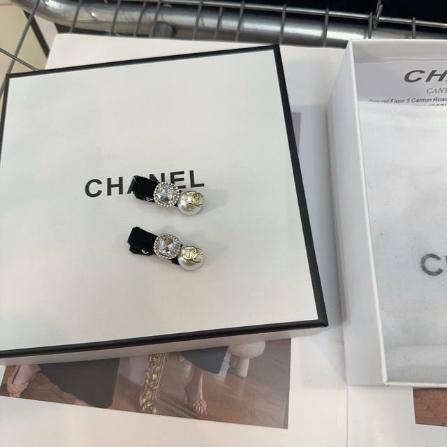 配包装盒 一对 Chanel 香奈儿 最新小香小边夹刘海夹，简单实用，时尚潮流！小仙女必备
