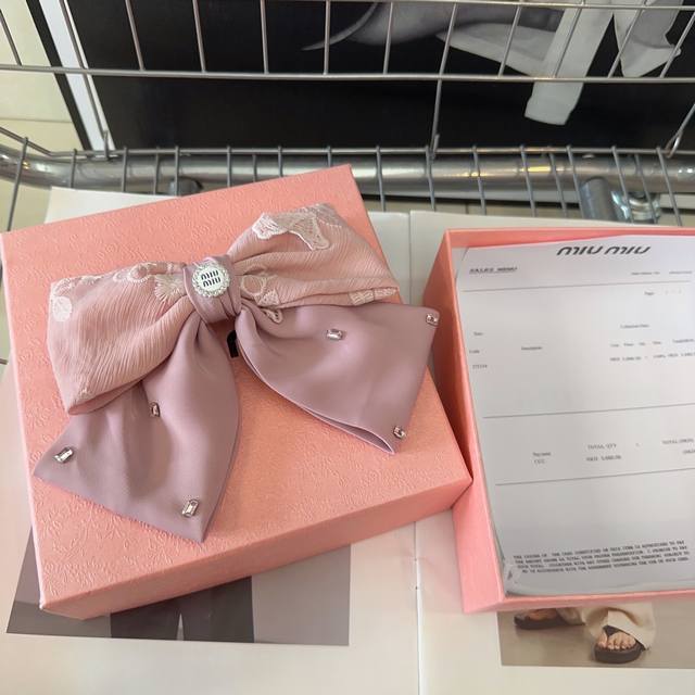 配包装盒 Miumiu新款弹簧顶夹，简单优雅，实用百搭，小仙女值得入手！